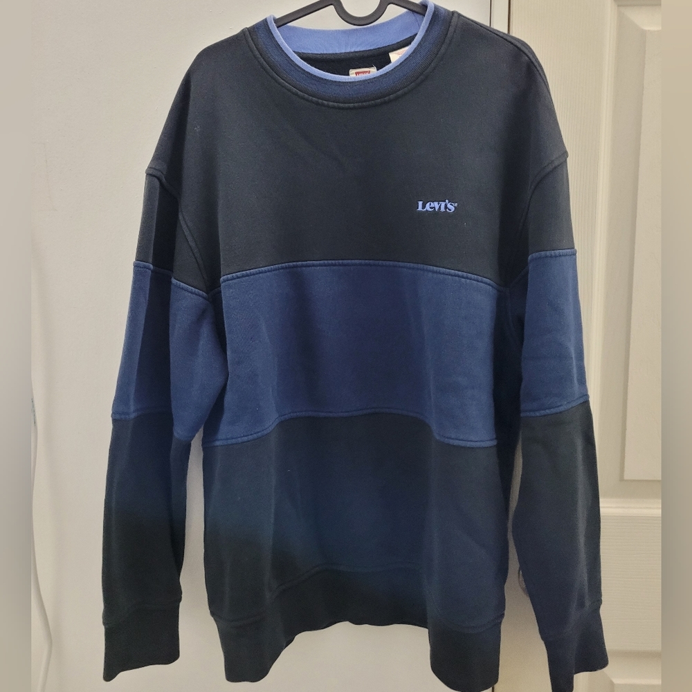Levi's Men's Black and Blue Relaxed Sweatshirt!